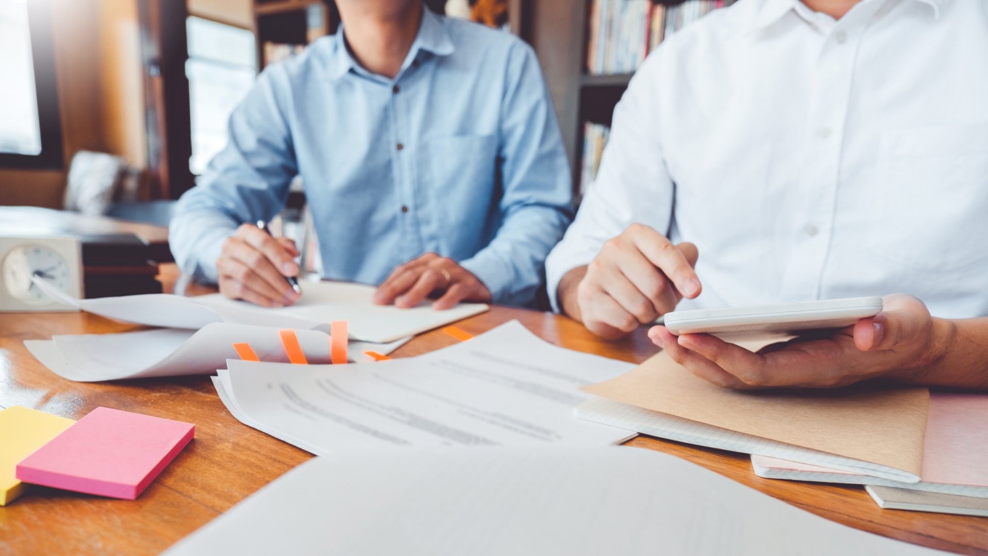 Personnes assises à un bureau