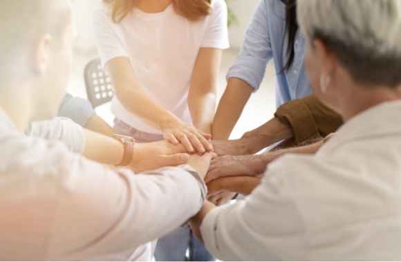 Groupe de personnes qui se soutiennent